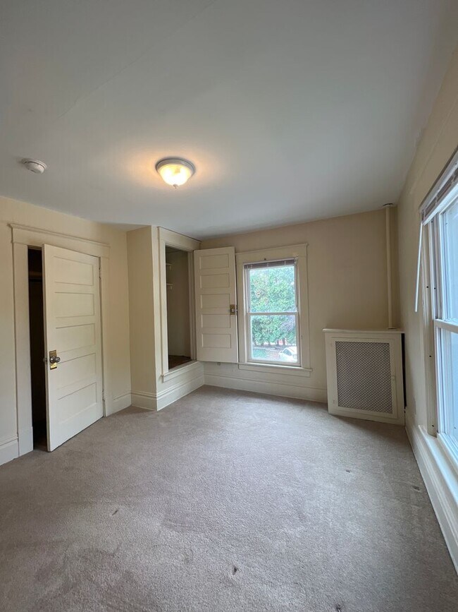 Building Photo - Two Bedroom apartment near engineering and...