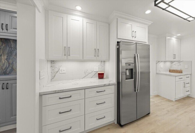 Building Photo - 272 Clay St