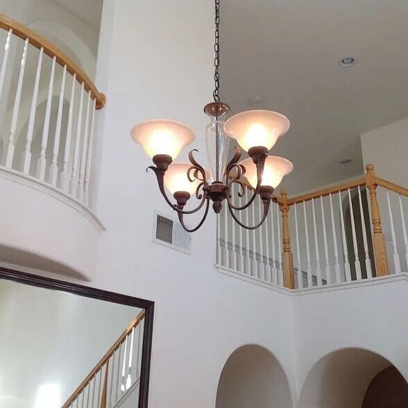 Building Photo - 814 Round Hill Dr