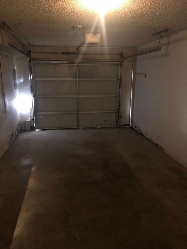 Building Photo - Beautiful, newly renovated, 2 bed 1 1/2 ba...