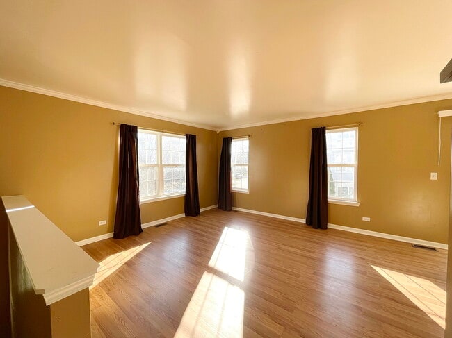 Building Photo - 341 Holiday Ln