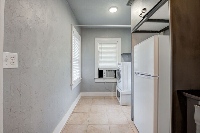 Building Photo - Charming 2-Bed, 1-Bath Upstairs Duplex Near the Paseo District * * * $350 MOVE-IN SPECIAL * * *