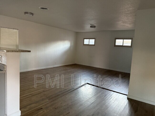 Building Photo - 224 E Oak Dr