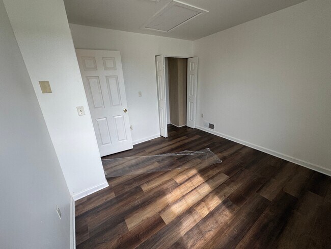 Building Photo - 1627 Blue Jay Dr