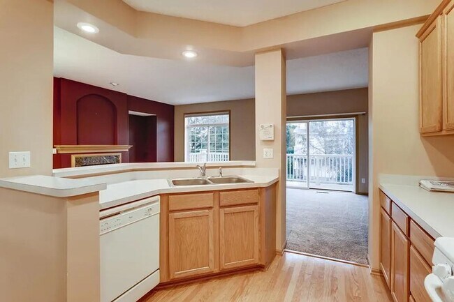 Building Photo - Bright End-Unit 2BD Townhome with Fireplace, Deck & Big Bedrooms