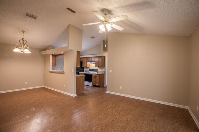 Building Photo - HIllcrest