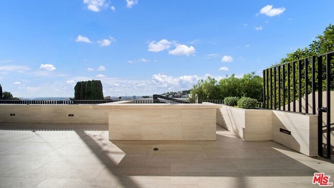 Building Photo - 8765 Hollywood Blvd