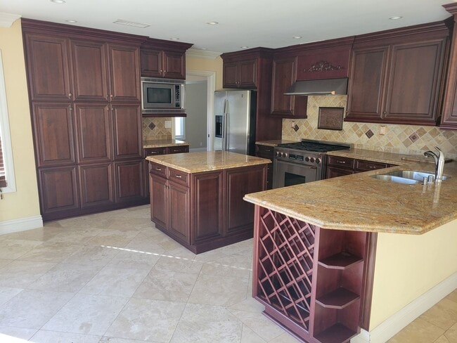 Building Photo - Beautiful Upgraded 6 Bedroom 3 Bathroom Ho...