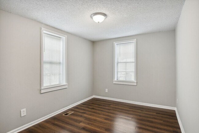 Building Photo - Large Near Downtown 3BR/1BA House For Rent