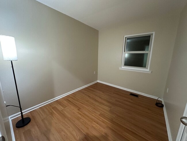 Building Photo - Beautifully remodeled 3-bed 2.5-bath Townh...
