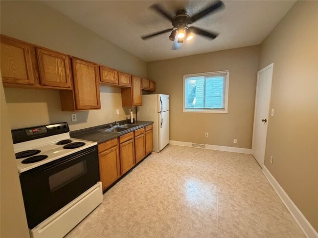 Building Photo - 330 E 3rd St