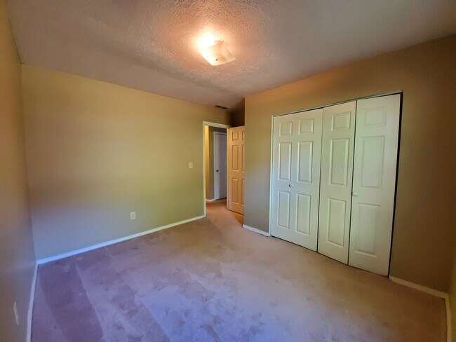 Building Photo - 4 Bedroom Available in July