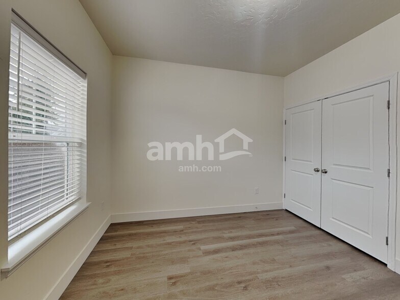 Building Photo - 302 E Sicily Dr