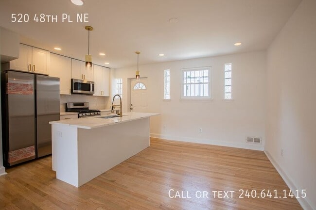 Building Photo - 520 48th Pl NE