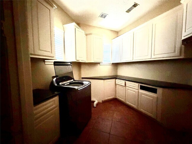 Building Photo - 1631 S Persimmon St