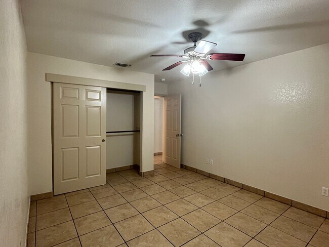 Building Photo - 2846 Blue Grass Dr