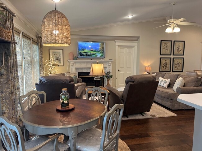 Building Photo - 243 Kate Dr