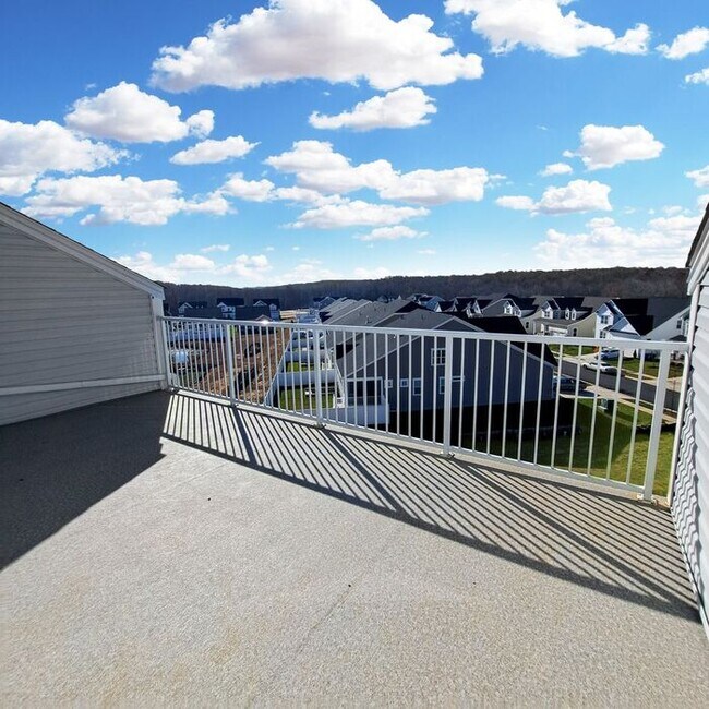 Building Photo - Gorgeous 4-Level Townhome with Rooftop Ter...