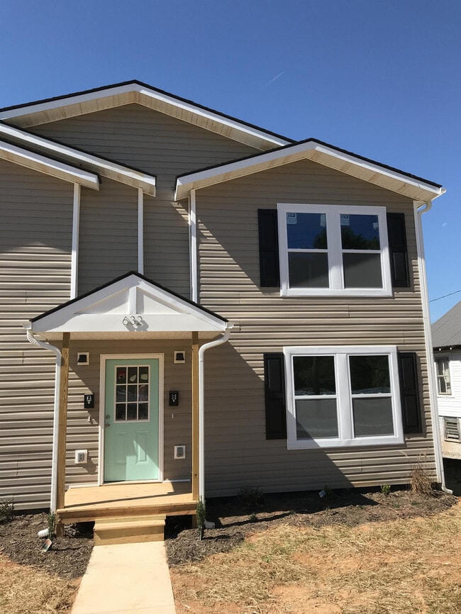 Building Photo - Beautiful 4 bedroom 2.5 bath townhome