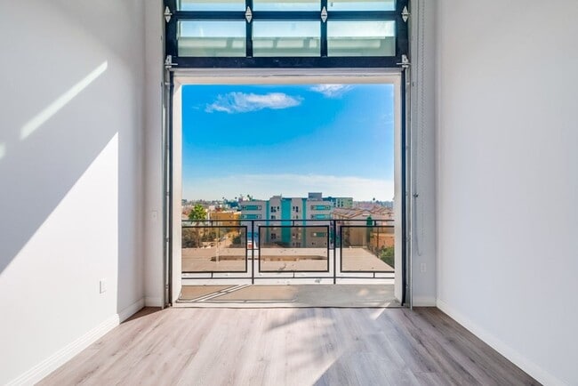 Building Photo - Prime Koreatown Brand New 2 Story Loft Style Unit! 6 Weeks Free Rent Concession
