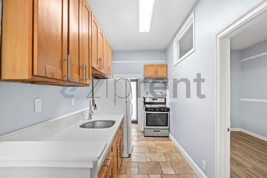 Building Photo - Unit B