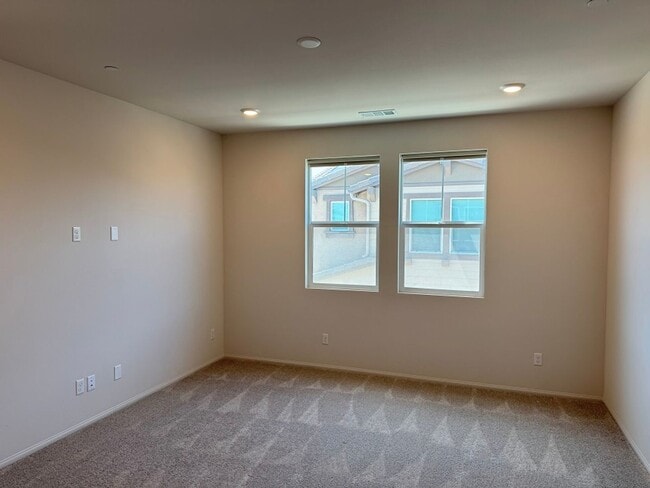 Building Photo - Beautiful House in the heart of Temecula -...