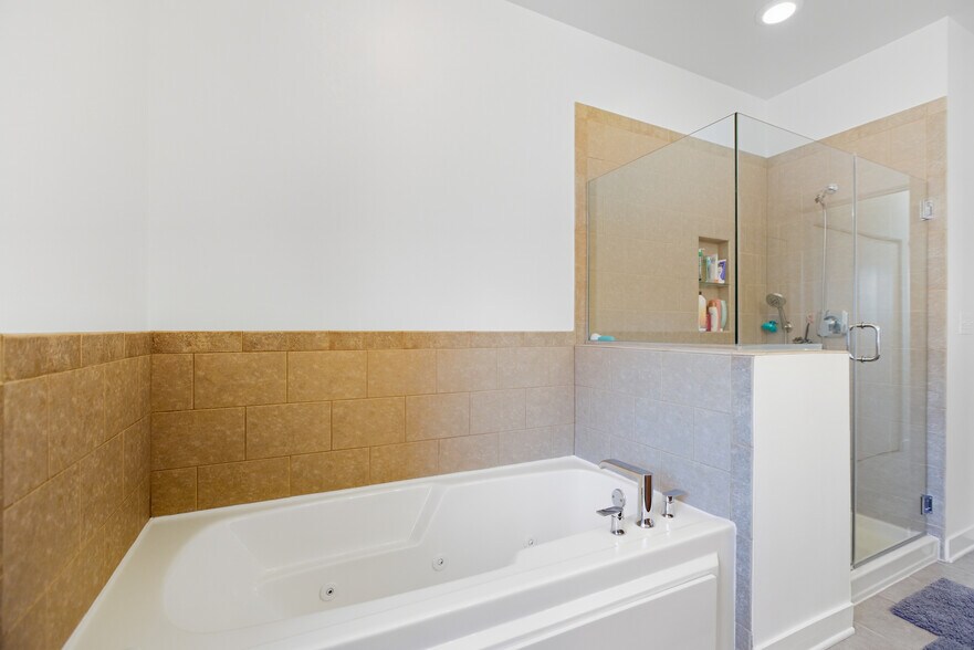 Building Photo - 2854 N River Walk Dr