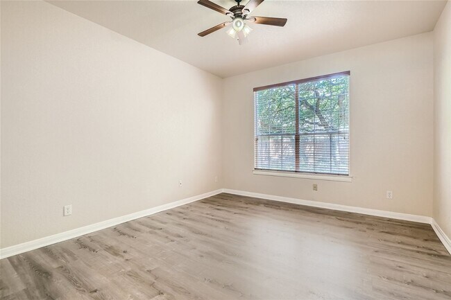 Building Photo - Over 3300 Square Feet