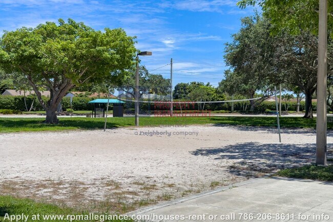 Building Photo - Stylish 2-Bedroom Townhome in Gated Boynto...