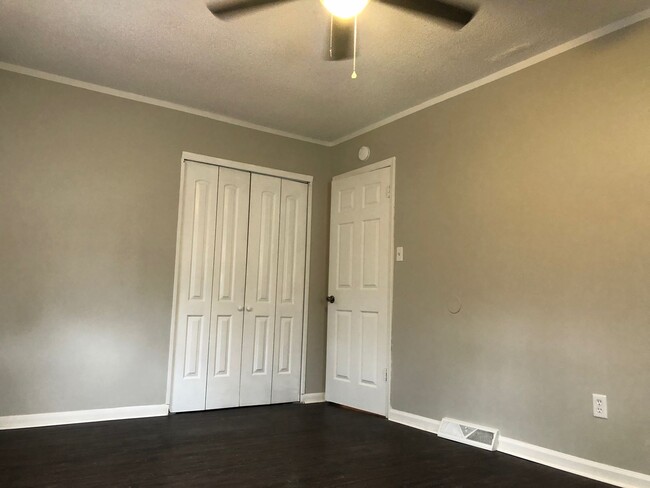 Building Photo - MOVE-IN READY! Move-in Special $300 off fi...