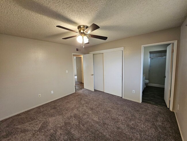 Building Photo - 3 Bd 2 Ba Home in South Bakersfield