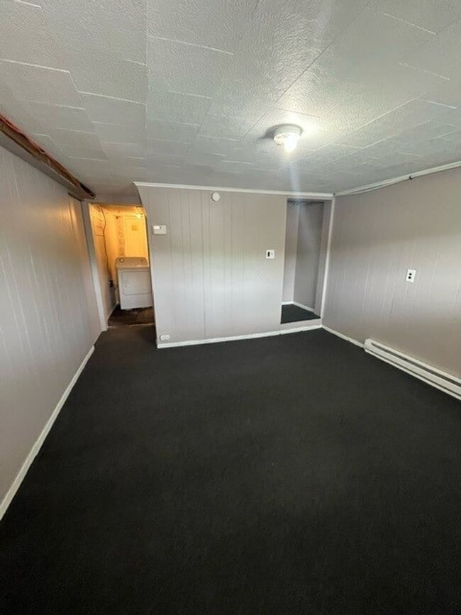 Building Photo - 2 Bedroom 1 Bath