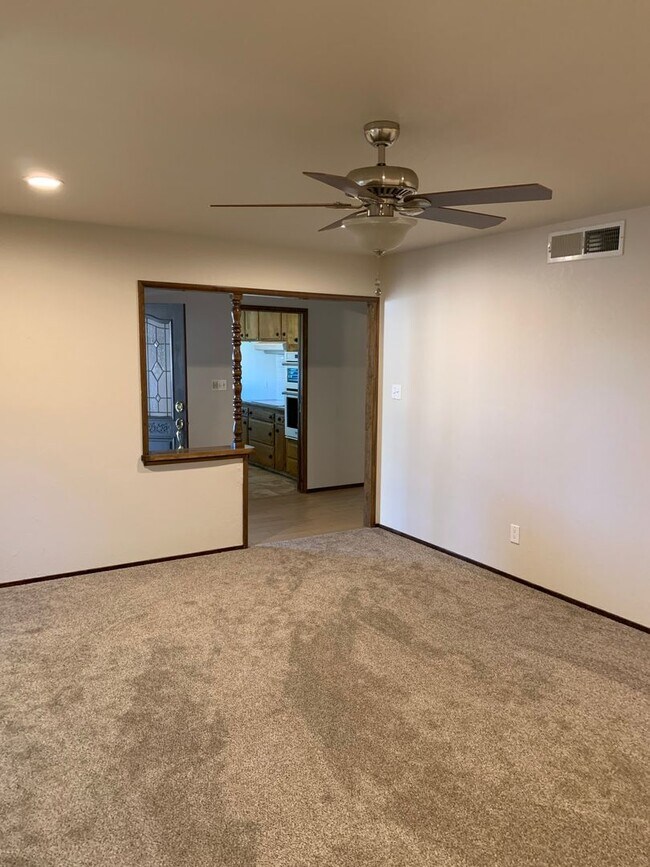 Building Photo - 3 Bedroom 2 Bath Home