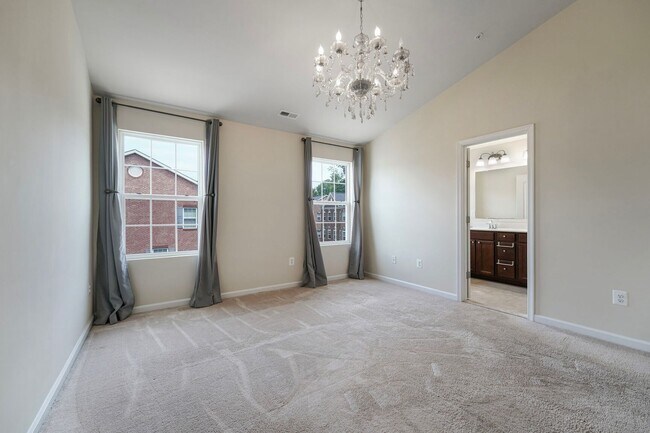 Building Photo - Spacious 3-Level END UNIT Townhome