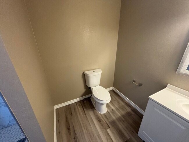 Building Photo - Spacious 3 bed 2 bath home, move in ready