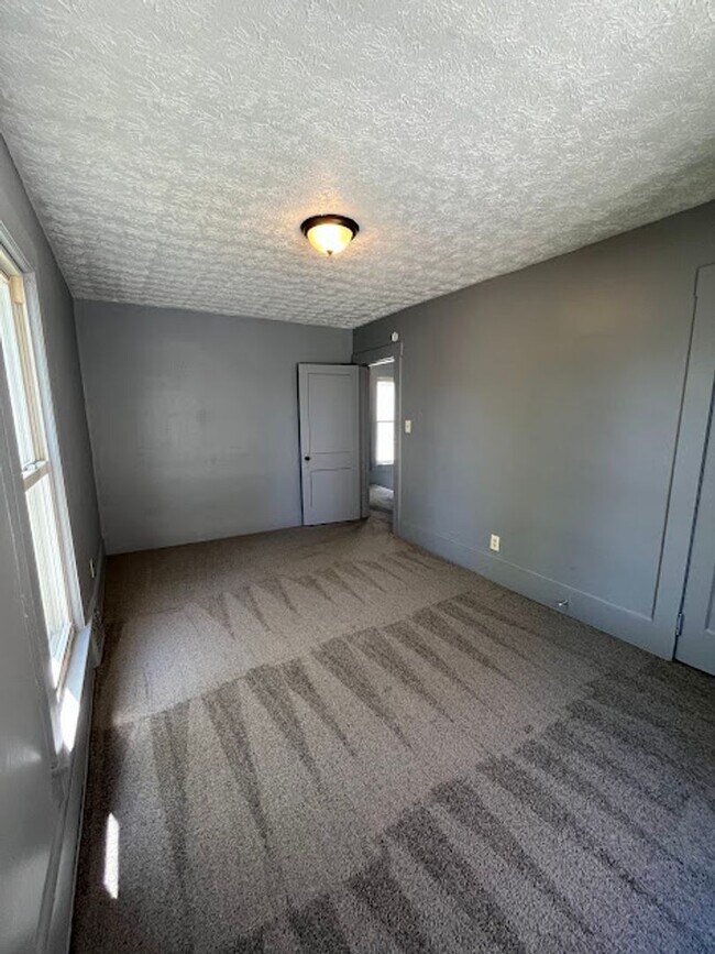 Building Photo - 3 Bedroom 1 Bathroom Home Rent Ready