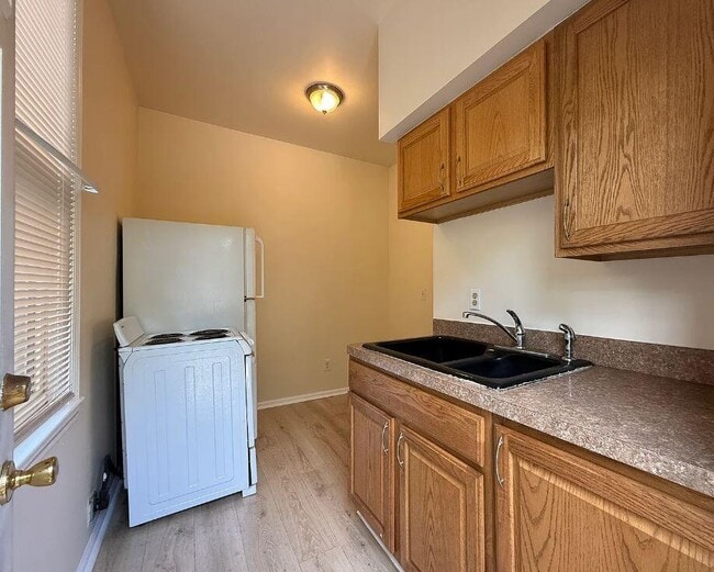 Building Photo - 70 Holbrook