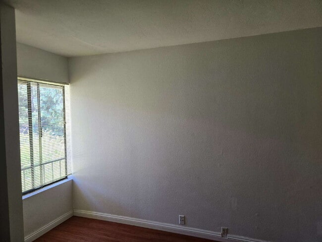 Building Photo - Spacious 3-bed, 2-bath condo is located in the heart of UTC, right on the UCSD bus line! It featu...