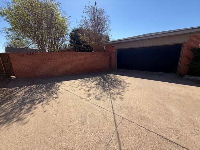 Building Photo - PRE LEASING for Fall 2026! 5 bedroom 3 bath Home!