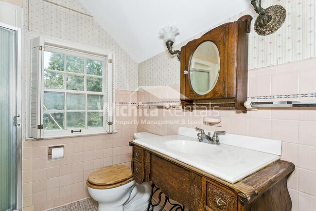 Building Photo - Large 3 bed 2 bath North Riverside Home