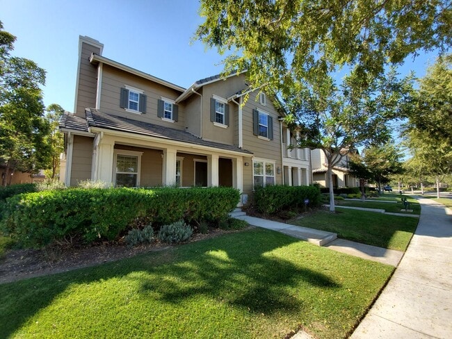Primary Photo - Spacious 4 Bedroom 3 Bath Two Story Riverp...