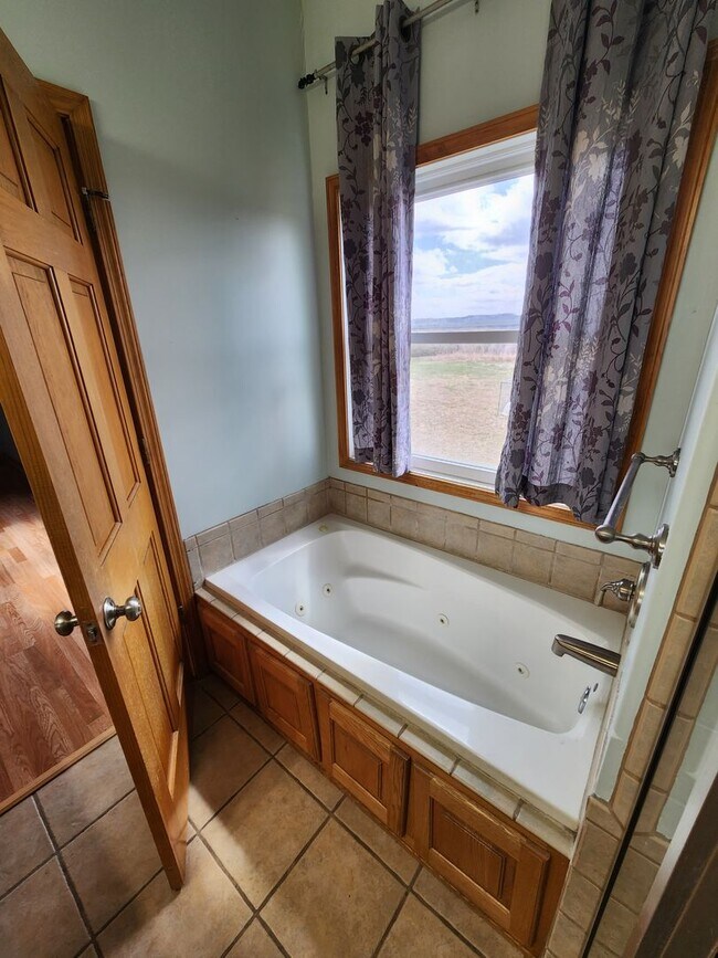 Building Photo - New price! Enjoy country living and seclus...