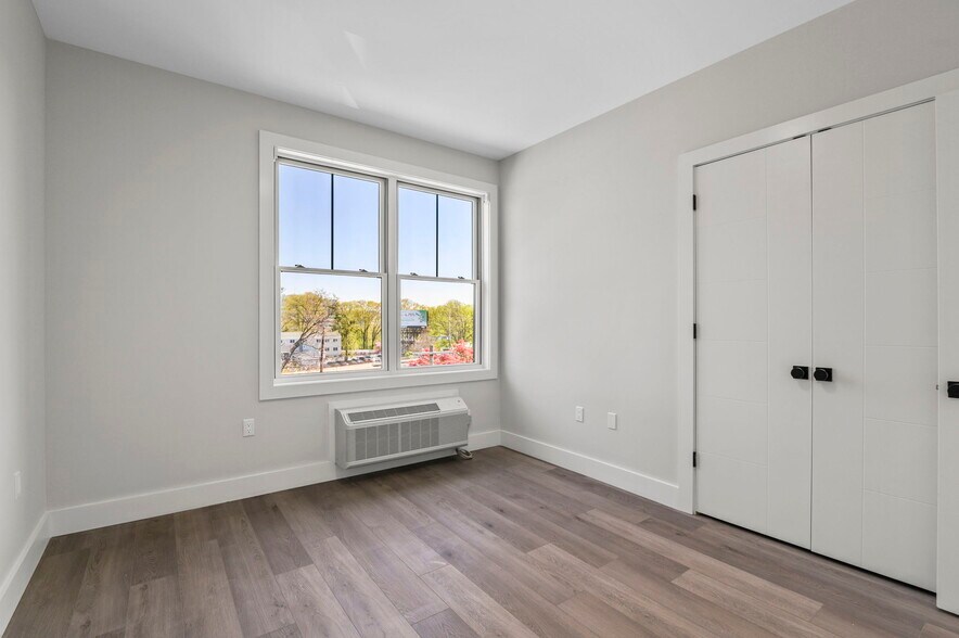Building Photo - 2021 Jones Rd