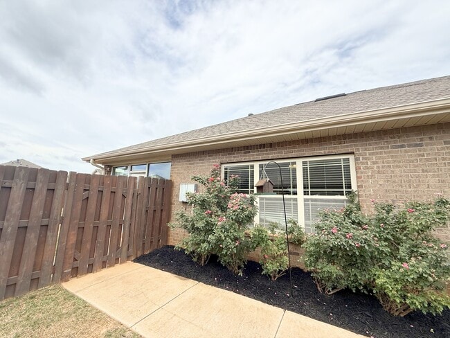 Building Photo - 323 Huntwood Dr