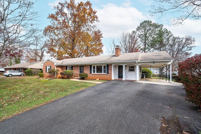 Building Photo - 4 Bedroom Home in Lynchburg