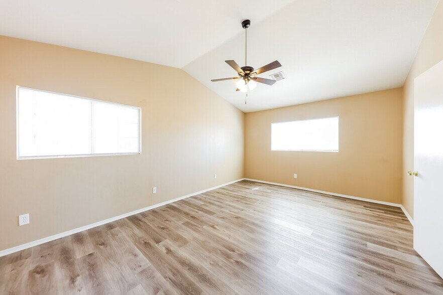Building Photo - 8015 W Laurel Ln