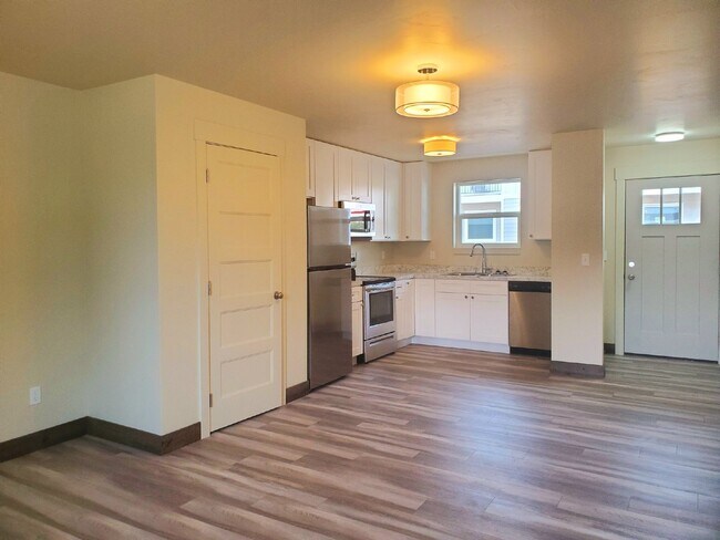 Building Photo - 2 bed, 2 bath with great views!