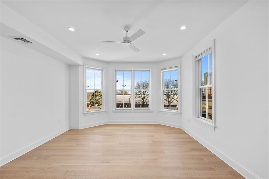 Building Photo - 37 Farragut Rd