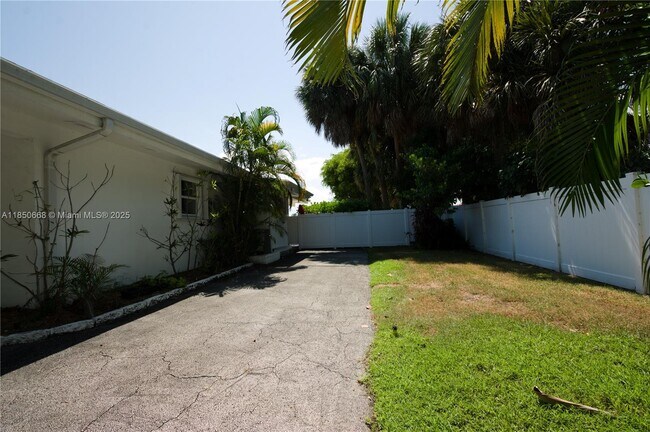 Building Photo - 2305 N Ocean Blvd