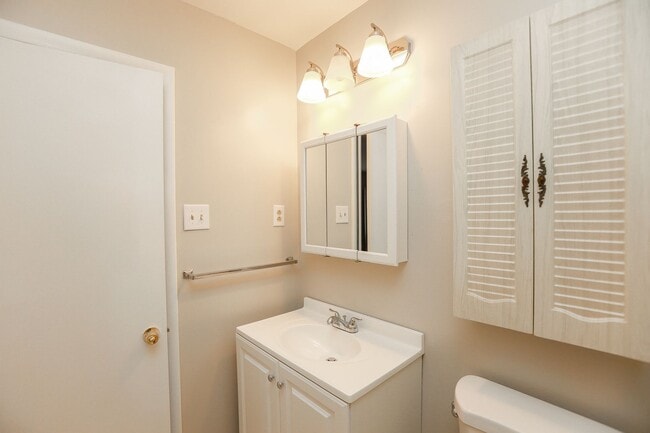 Building Photo - Spacious Townhome Updated Throughout!